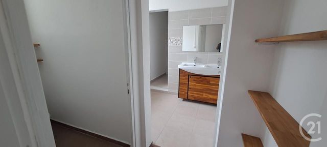 Appartement F3 bis &agrave; louer - 4 pi&egrave;ces - 117,10 m2 - Ste Suzanne - 974 - REUNION