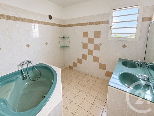 Maison &agrave; louer - 9 pi&egrave;ces - 200,24 m2 - La Possession - 974 - REUNION